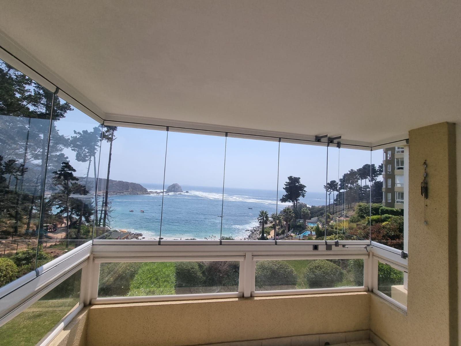 Cierre plegable panorámico Innovahglass con vista al mar