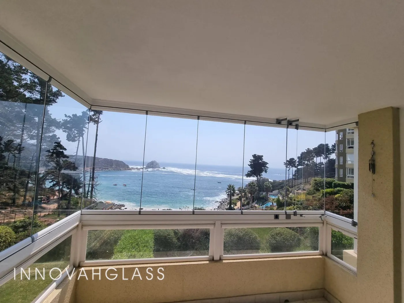 Cierre plegable panorámico Innovahglass con vista al mar