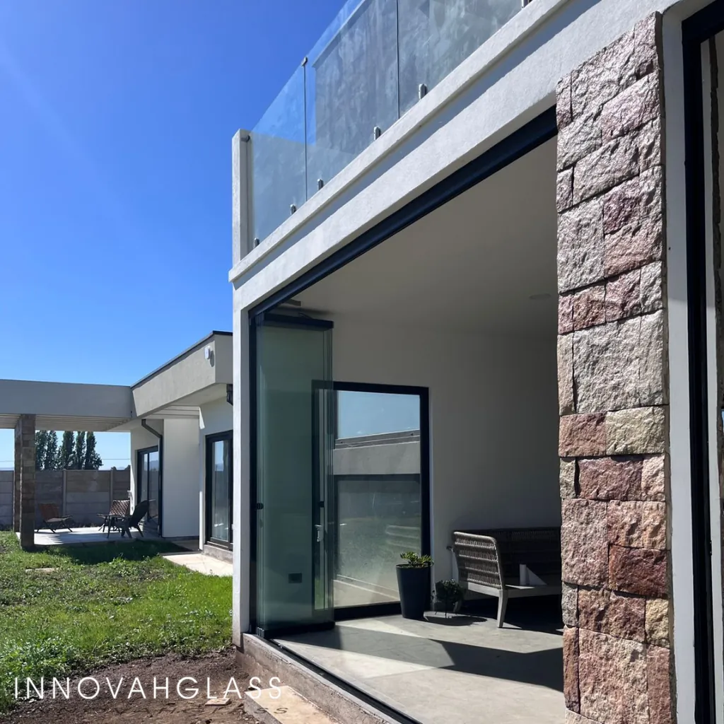 Casa con cierre plegable y baranda templada