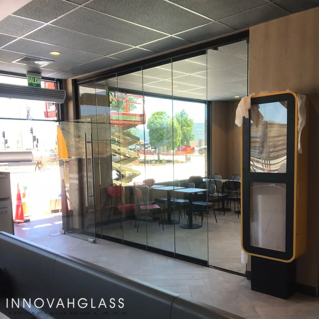 Cierre plegable en local comercial