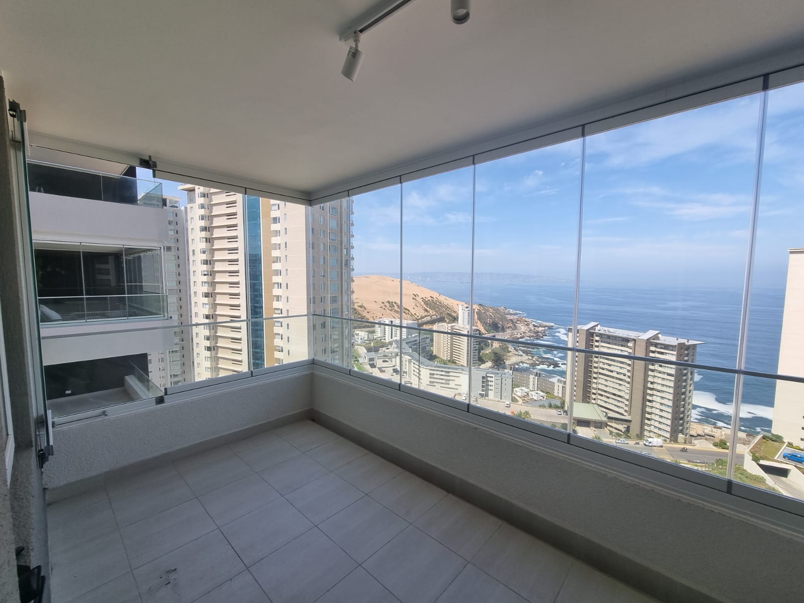 Cierre de terraza plegable panorámico instalado por Innovahglass